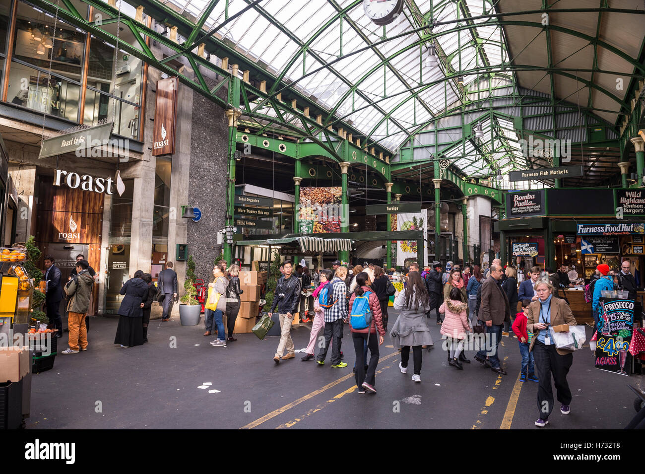 LONDON - 31. Oktober 2016: Besucher durchsuchen die Spezialität im Borough Market Essensstände, einer der größten und ältesten Märkte. Stockfoto