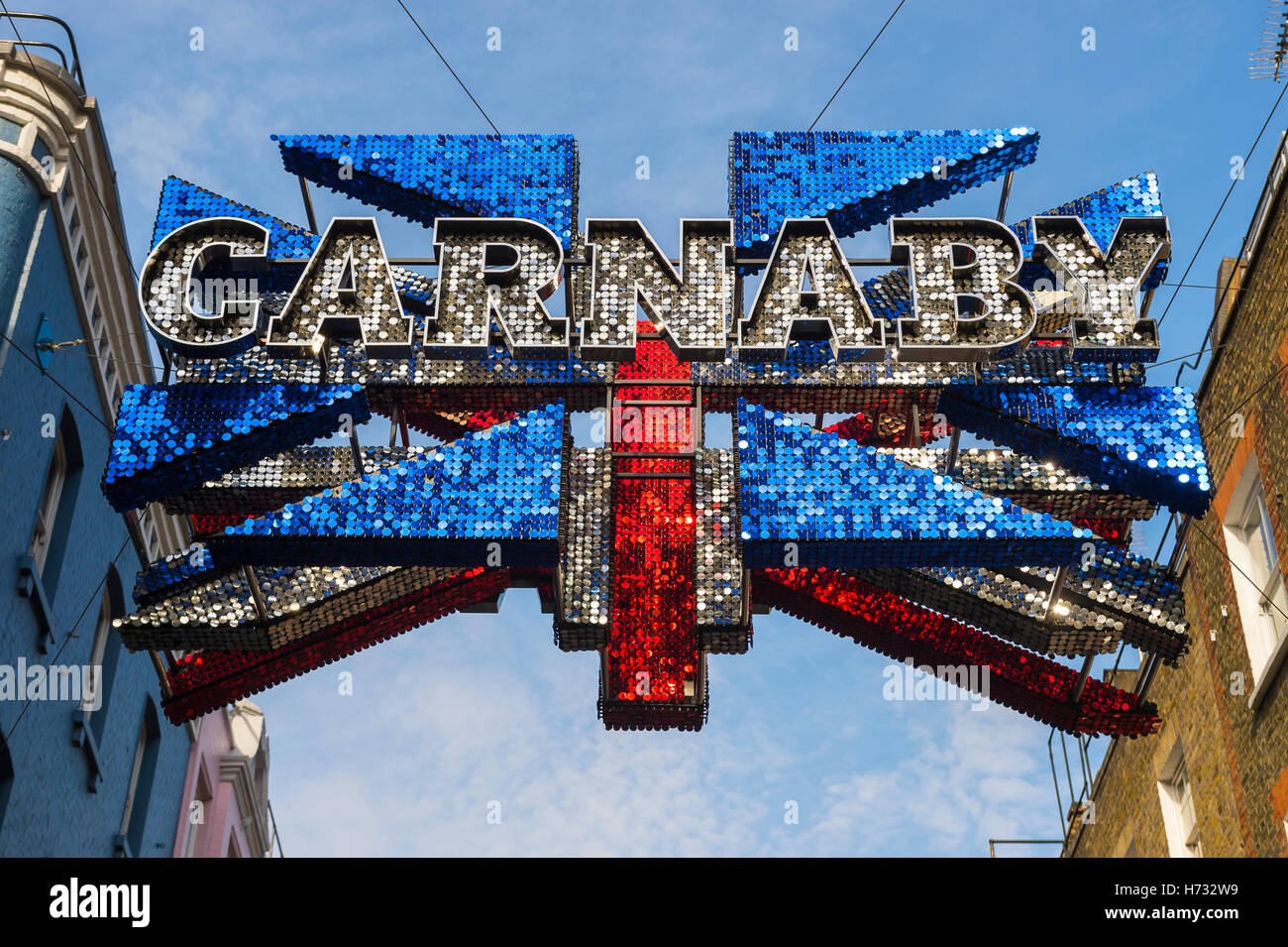 LONDON - 31. Oktober 2016: Union Jack Pailletten Zeichen schimmert über Carnaby Street, ein Mode-shopping-Destination seit den 50er Jahren Stockfoto