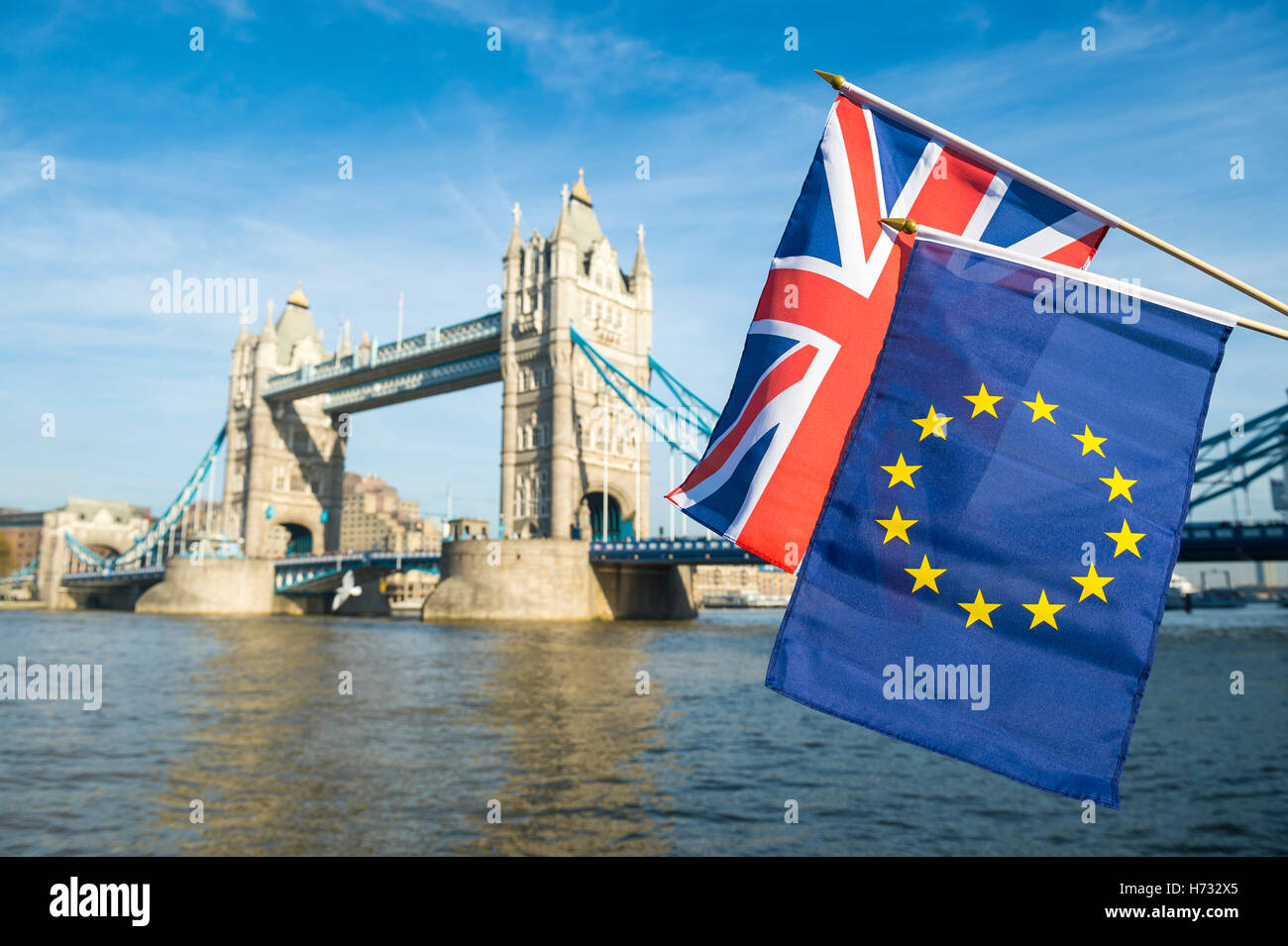 Europäischen Union und der britische Union Jack Flagge vor der Tower Bridge in einer Erklärung der Brexit EU-Referendum in London Stockfoto