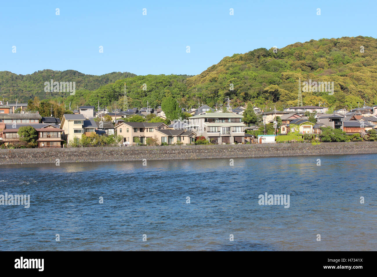 Blick auf Uji Stadt Uji River, Häuser, Berg und blauer Himmel, Japan Stockfoto