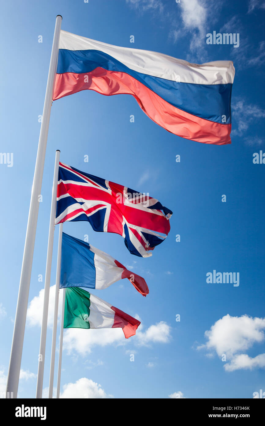 Fahnen aus vielen Nationen der Welt winken Stockfoto