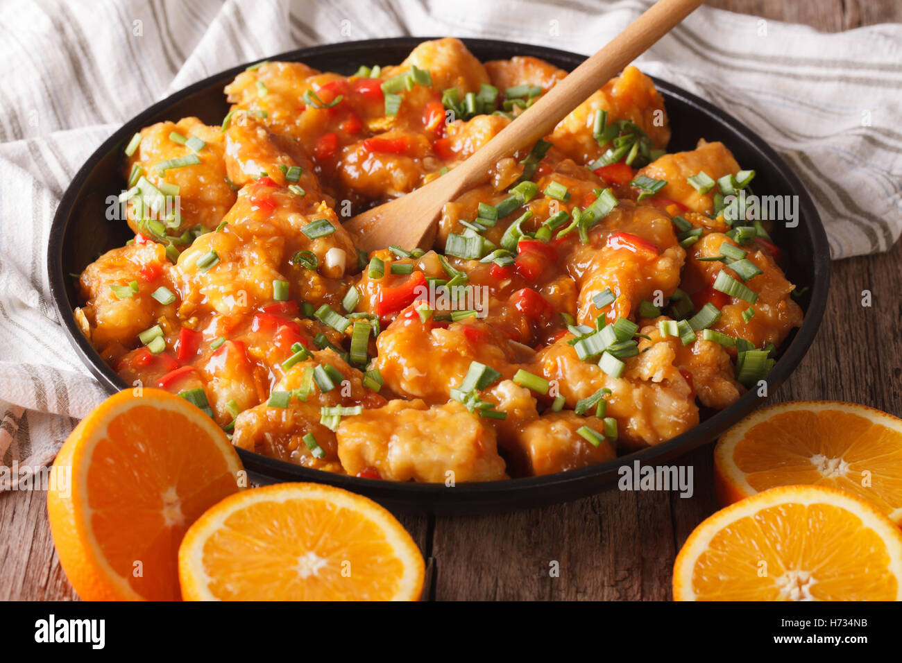 Leckere orange Chicken Closeup auf einem Teller auf den Tisch. Horizontale Stockfoto