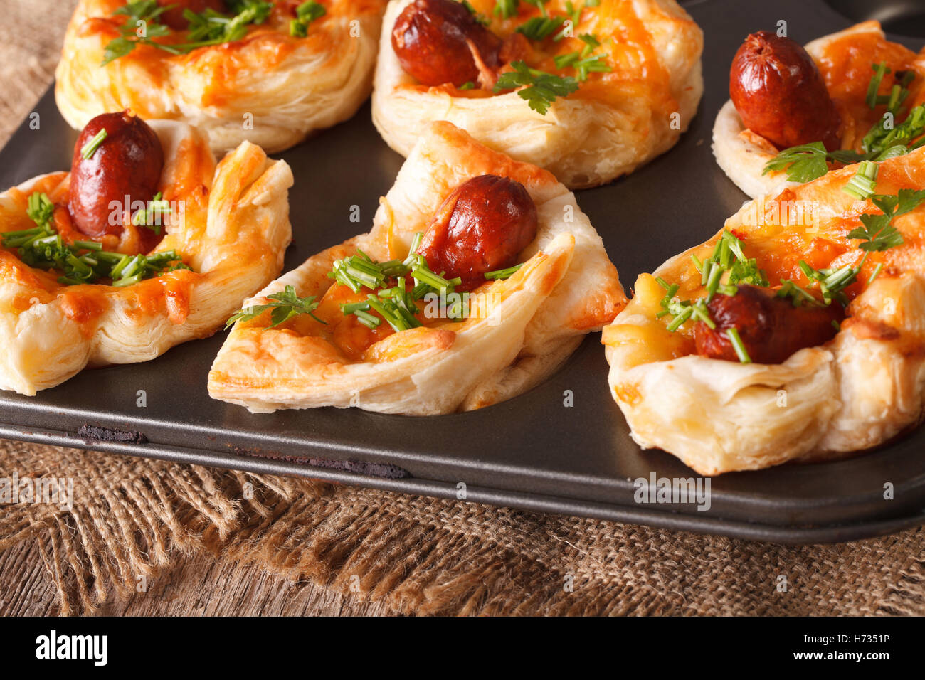 Frisch gebackene Muffins mit Wurst, schließen Käse und Zwiebeln in Auflaufform. horizontale Stockfoto