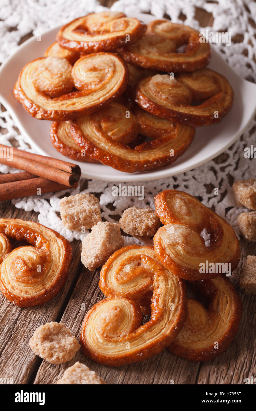 Leckere Kekse Palmiers mit Zucker und Zimt auf die Tabelle Nahaufnahme, vertikale Stockfoto