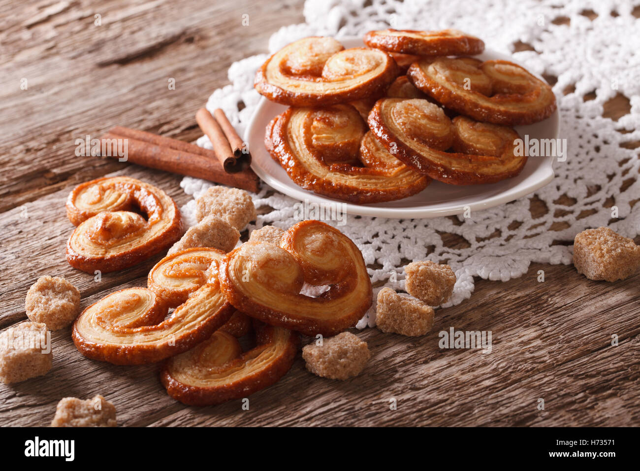 Palmiers Kekse mit Zucker und Zimt auf die Tabelle Nahaufnahme, horizontale Stockfoto