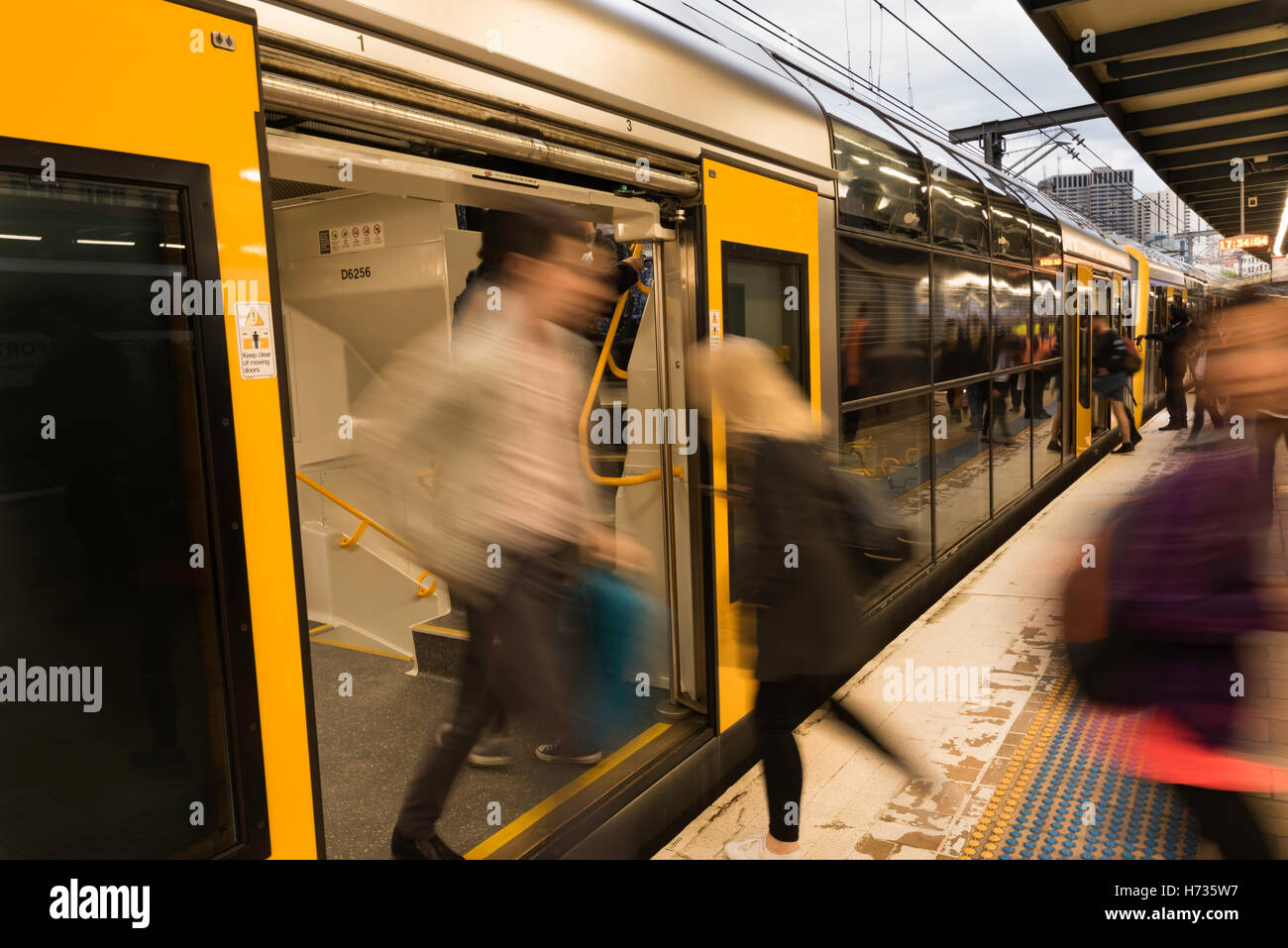 Leute, die Ein- und Ausschalten einer Tangara Zug am Hauptbahnhof in Sydney Stockfoto