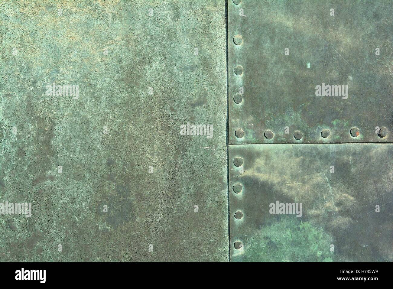 Kupferblech eine alte historische Tür an der Kathedrale von magdeburg Stockfoto