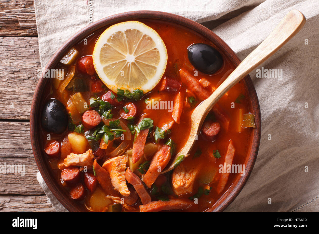 Soljanka - russische traditionelle Fleischsuppe in Schüssel Nahaufnahme horizontale Ansicht von oben Stockfoto