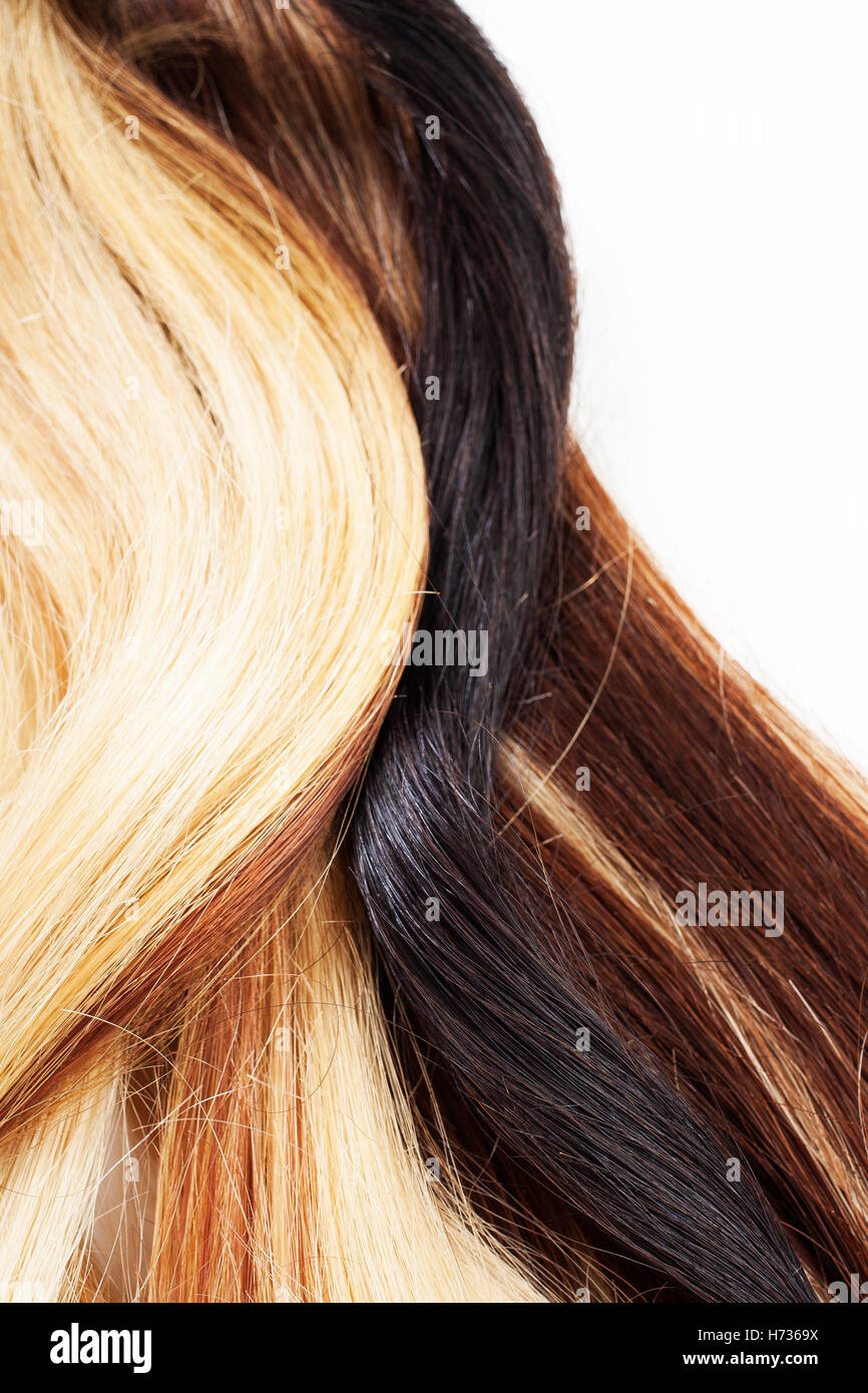 Europäisches Echthaar Verlängerung Schuß. Farbige trocken und seidige Haare  braun hell blond rot gemischt Ombre Farben. Lockige gerade Textur  Stockfotografie - Alamy