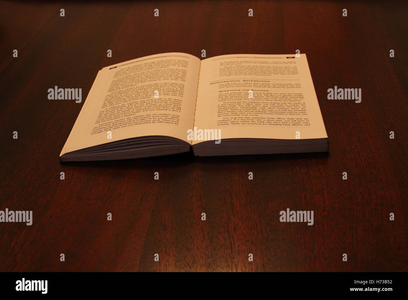 Ein offenes Buch aus weichem, warmem Licht auf einer hölzernen Oberfläche Bild mit Kopie Raum im Querformat isoliert Stockfoto