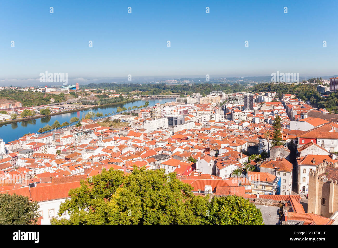 Stadtbild über den Dächern von Coimbra in portugal Stockfoto