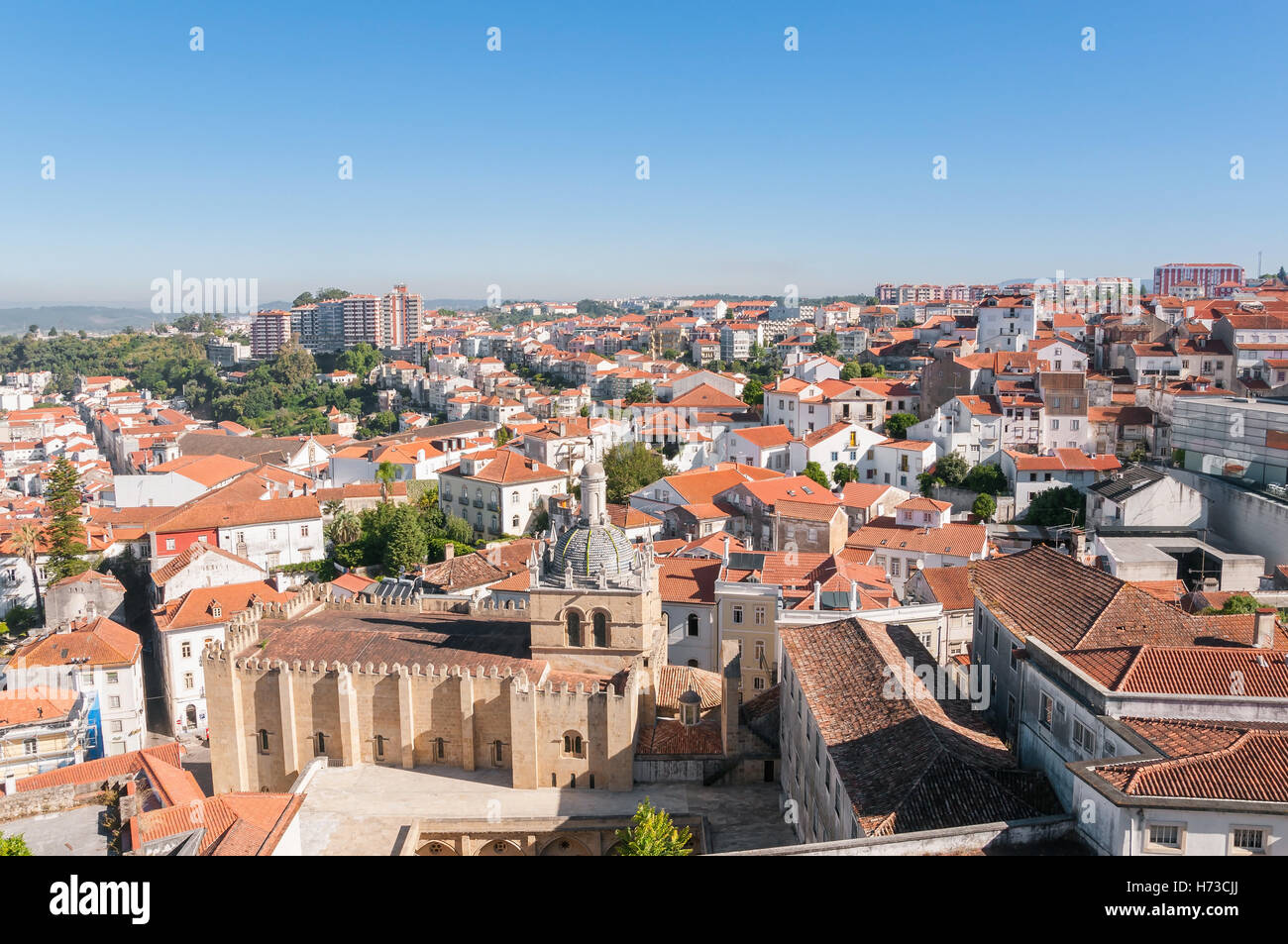 Stadtbild über den Dächern von Coimbra in portugal Stockfoto