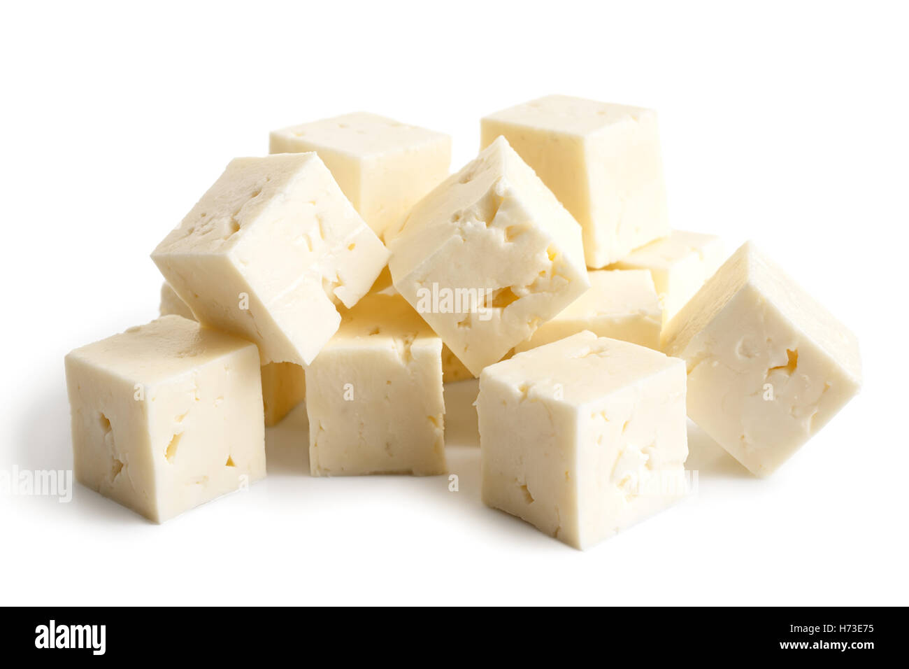Quadratische Würfel Feta-Käse, isoliert auf weiss in Sicht Stockfotografie  - Alamy