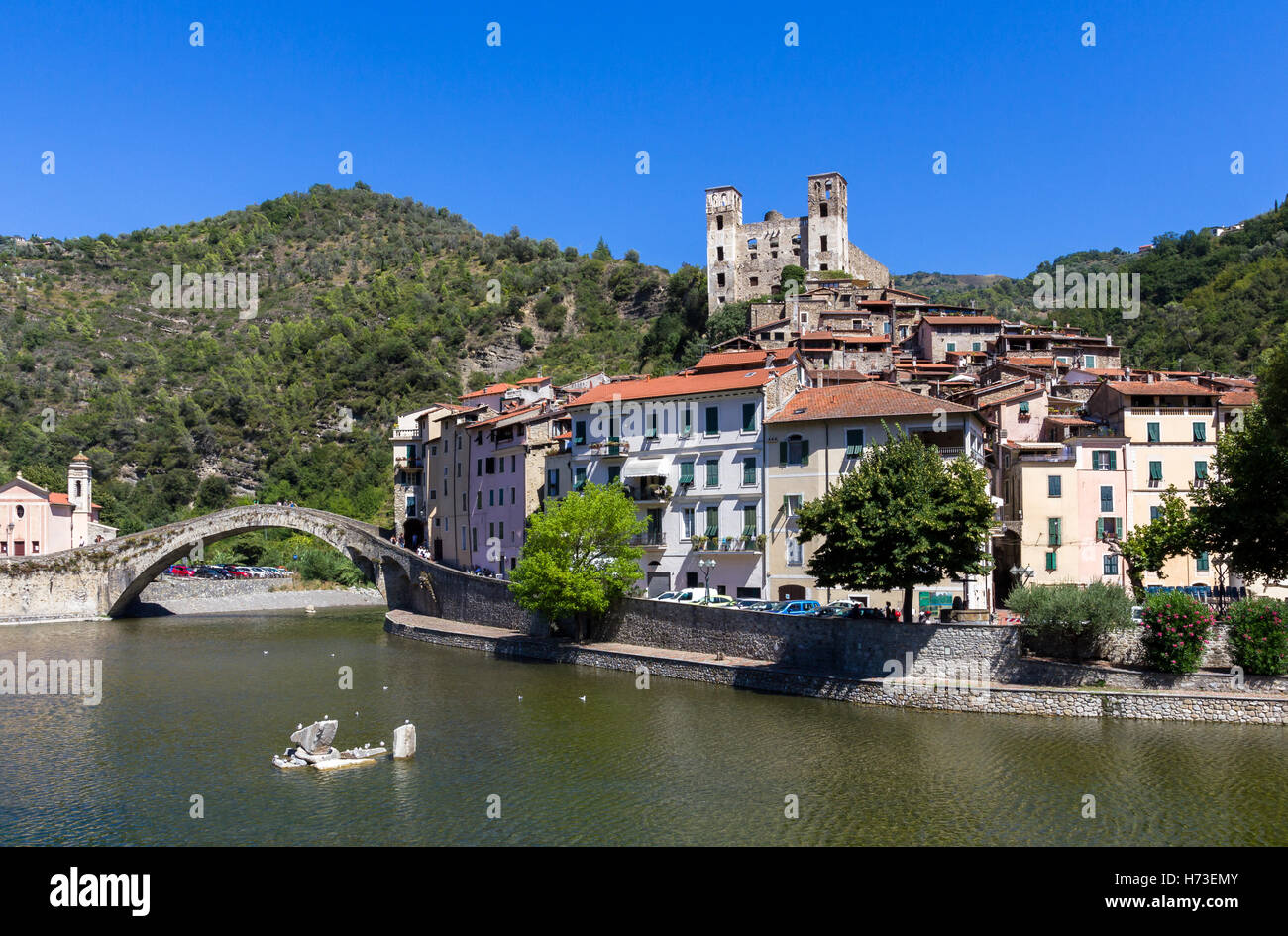 Dolceacqua, Imperia. Ligurien (Italien). Die Monet Brücke über den Fluss Nervia. Auf dem Hügel ist der Doria-Burg gelegen. Stockfoto