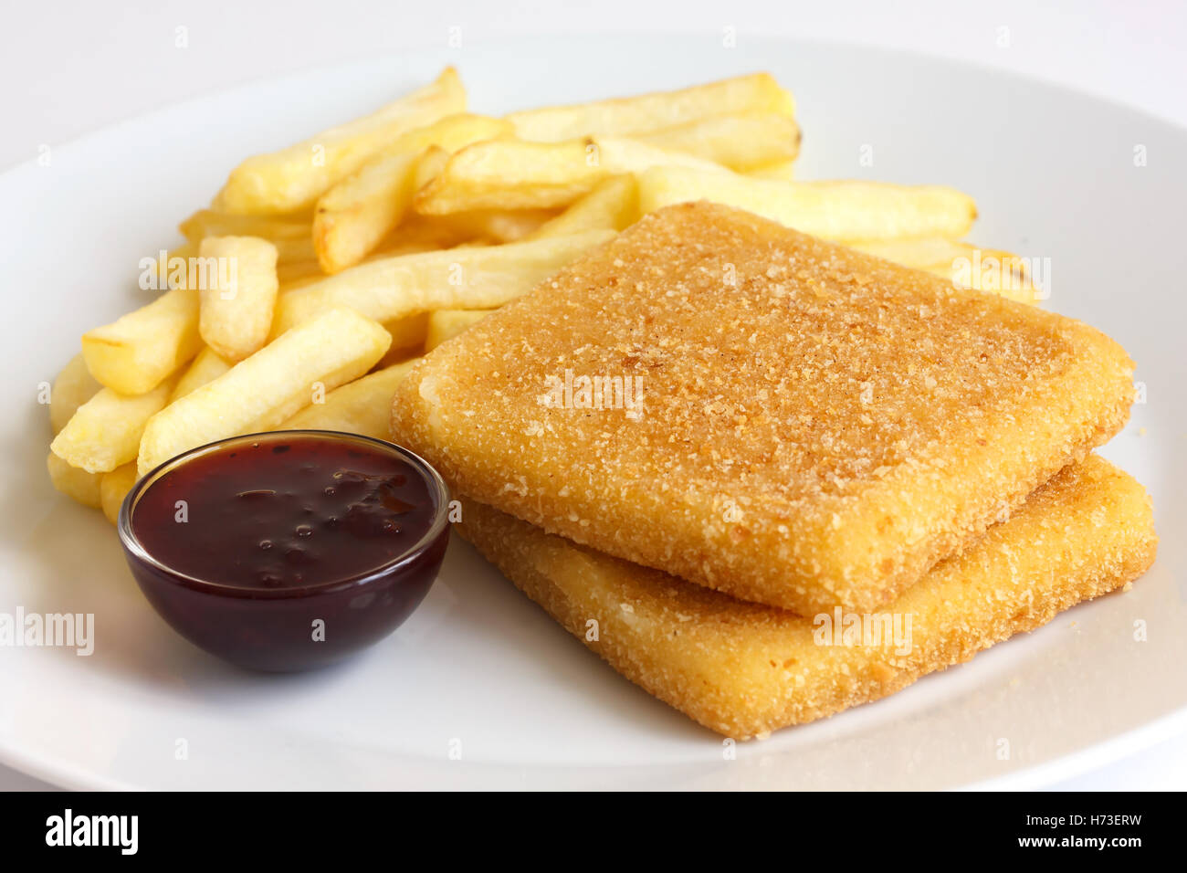 Teller mit goldenen Gebackener Käse, Chips, Cranberry-Sauce. Stockfoto