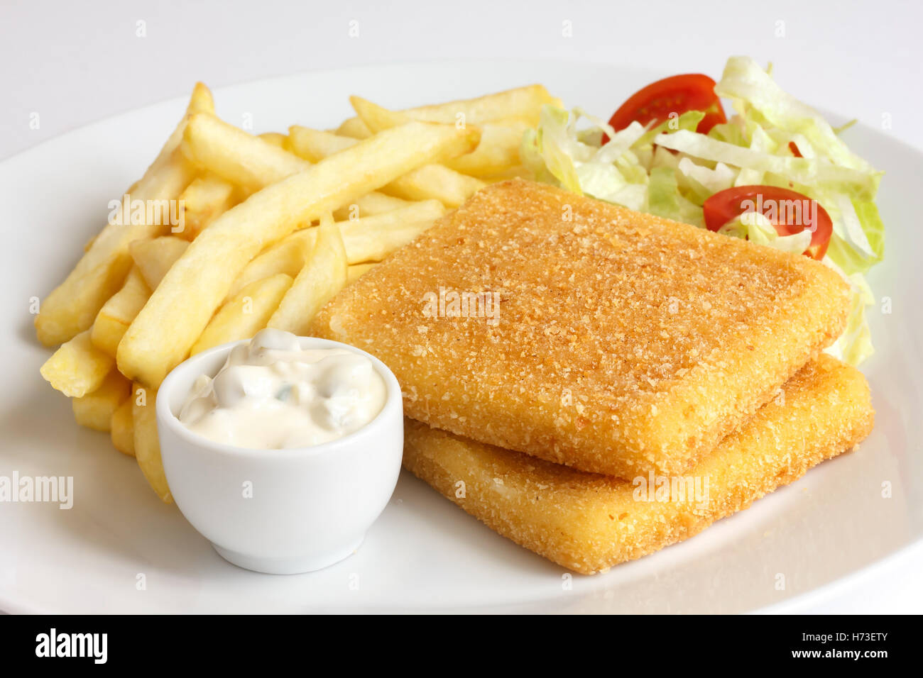 Teller mit Salat, Gebackener Käse, Chips, Remoulade. Stockfoto