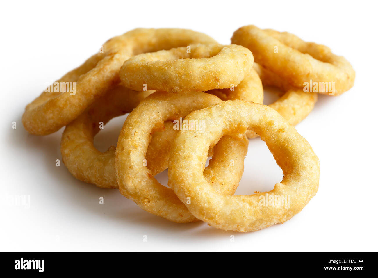 Haufen von tiefen gebratenen Zwiebeln oder Calamari Ringe isoliert auf weiss. Stockfoto