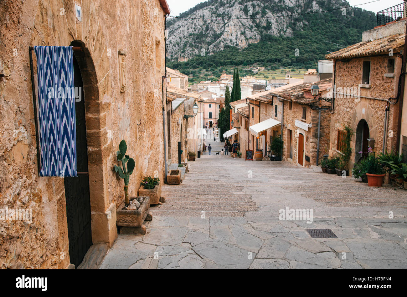 Lange Treppe Via Crusis mit vielen Schritten der Kalvarienberg-Kirche aus der Mitte von Pollensa, Mallorca. Stockfoto