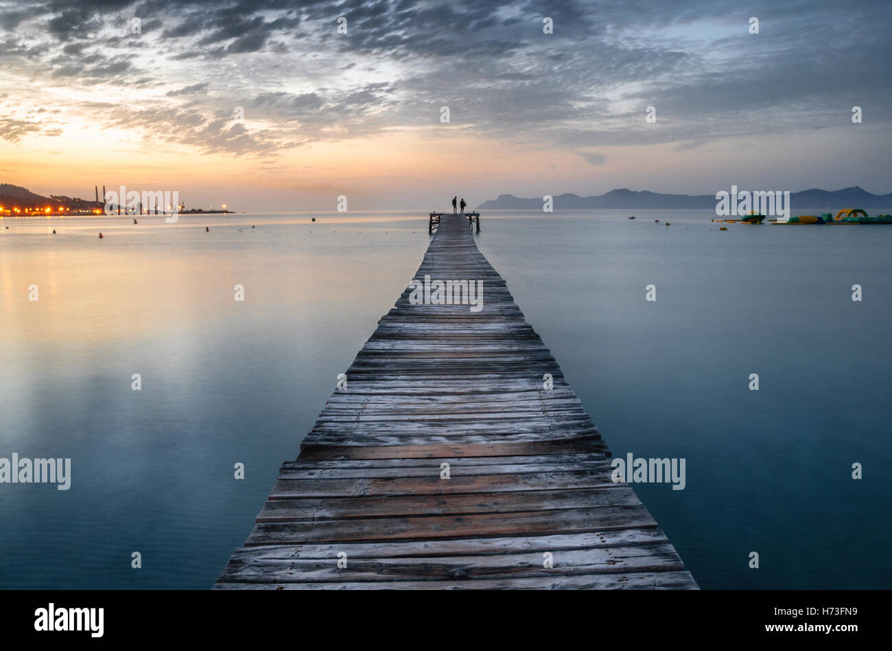 Mallorca-Puerto de Alcudia Beach Pier bei Sonnenaufgang in der Bucht von Alcudia auf Mallorca Balearen Spanien Stockfoto