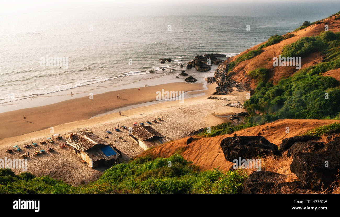 Blick von oberhalb des wunderbaren Versteck von Chapora Beach in der Nähe von Vagator. Arabisches Meer, Nord-Goa, Indien Stockfoto