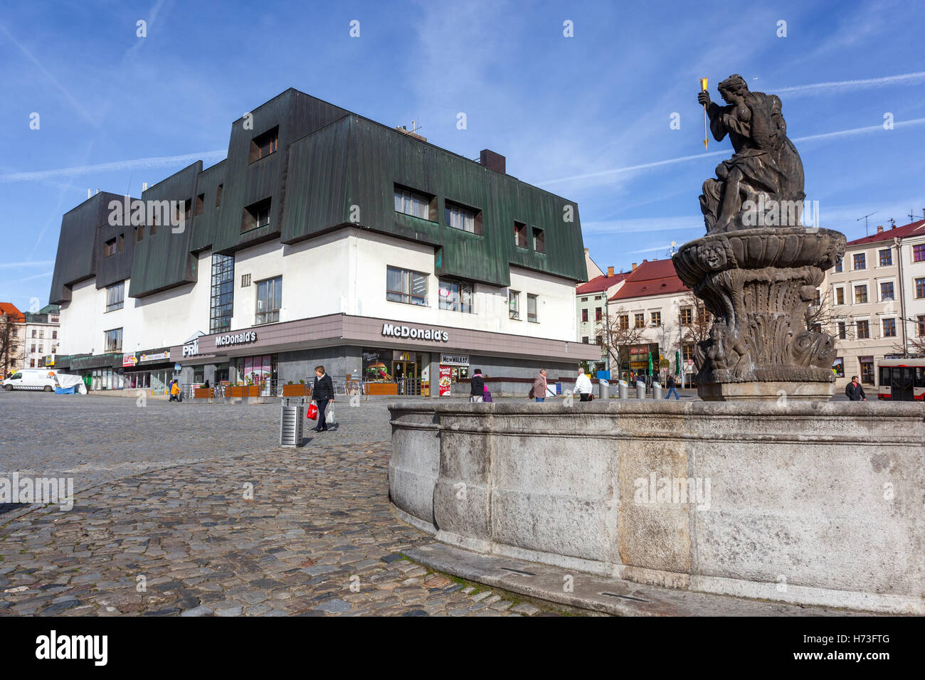 Jihlava, Masaryk-platz mit dem Kaufhaus vor, Brutalist Stil, Tschechische Republik Stockfoto