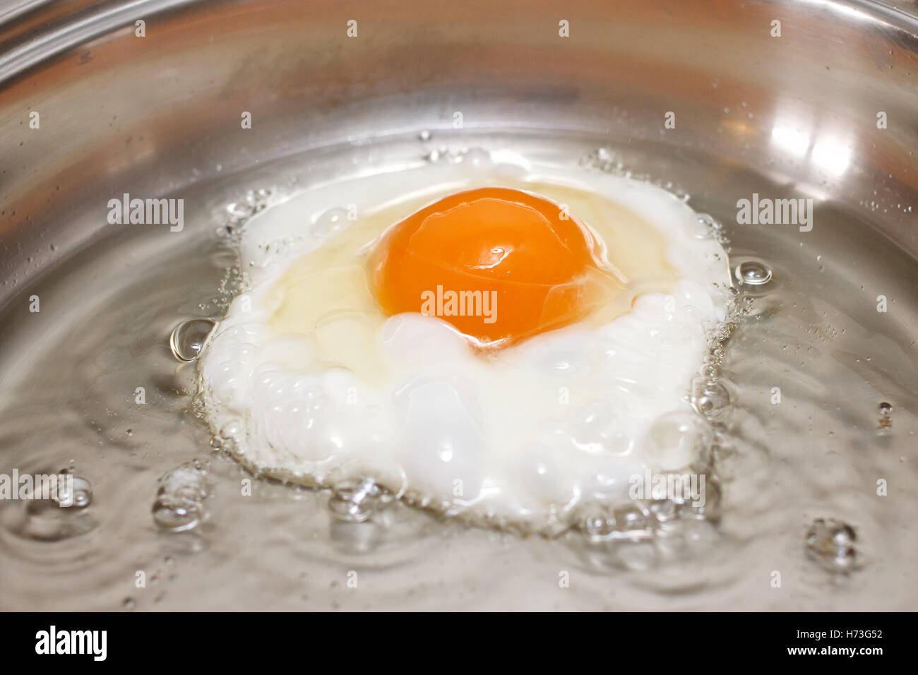Einziges Ei Braten in einer Pfanne aus Metall Stockfoto