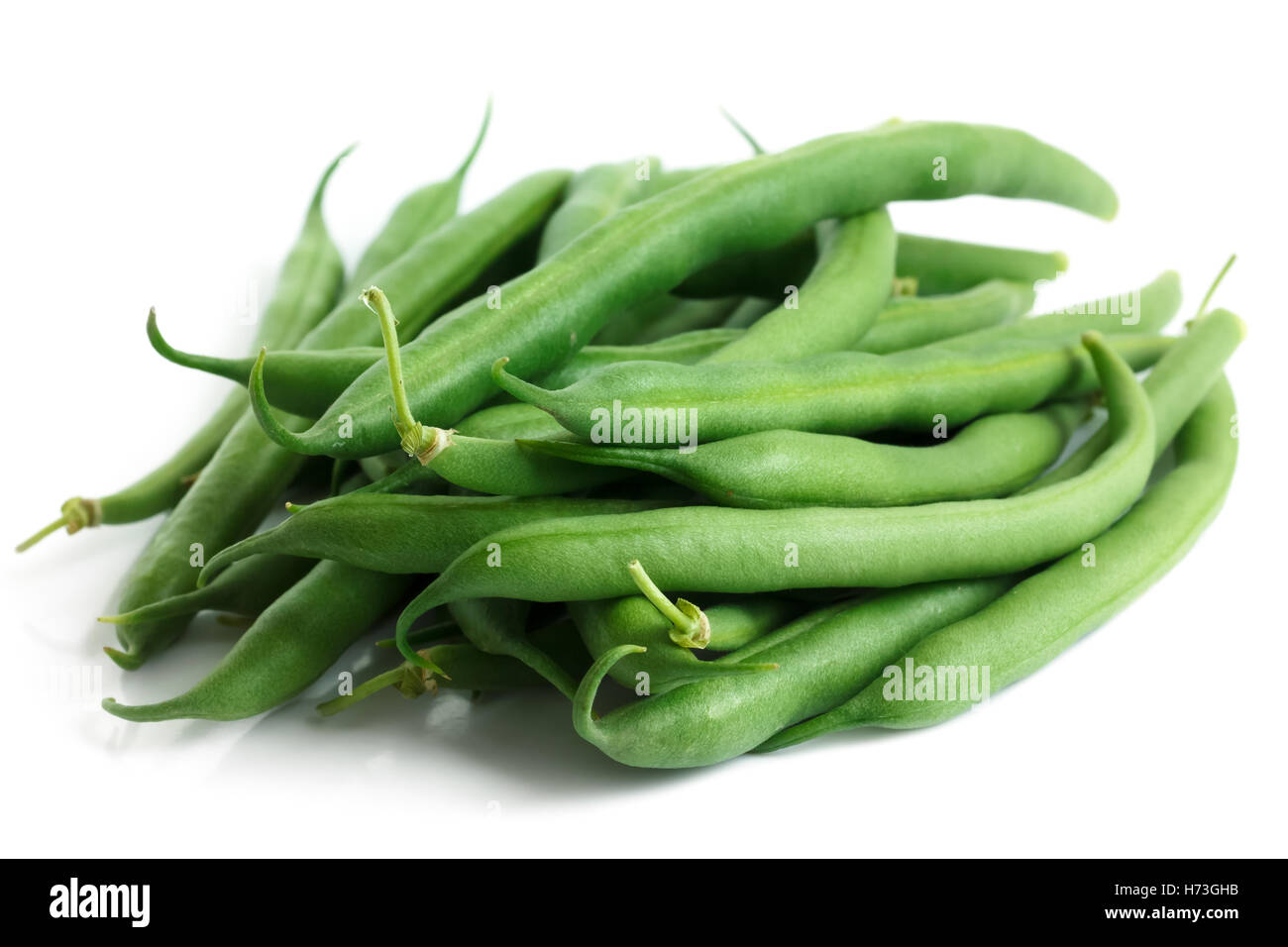 Gesamte französische grüne Bohnen isoliert auf weiss. Stockfoto