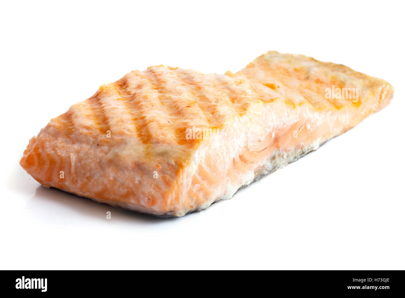 Gegrilltes Filet vom Lachs mit Haut isoliert auf weiss. Stockfoto