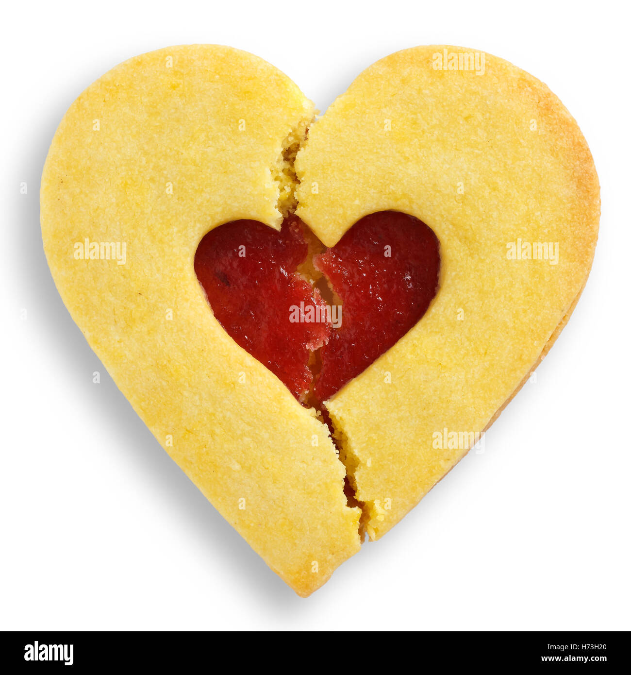 Gebrochenes Herz geformt reichen Butterkekse mit Marmelade-Center. Stockfoto