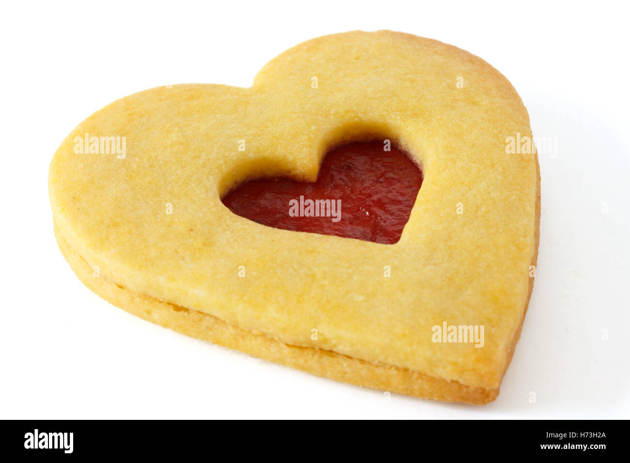 Herzförmige reichen Butterkekse mit Marmelade-Center. Stockfoto