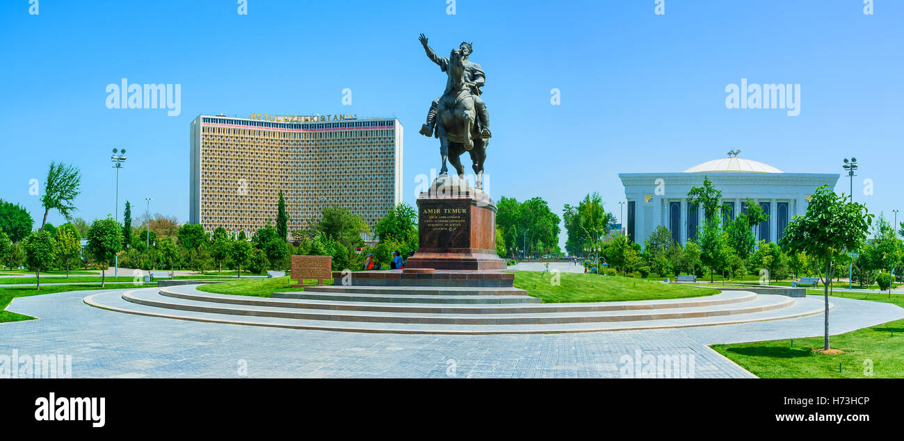 Das Denkmal für Amir Timur mit dem Hotel Usbekistan und Palace of International Forums auf dem Hintergrund Stockfoto