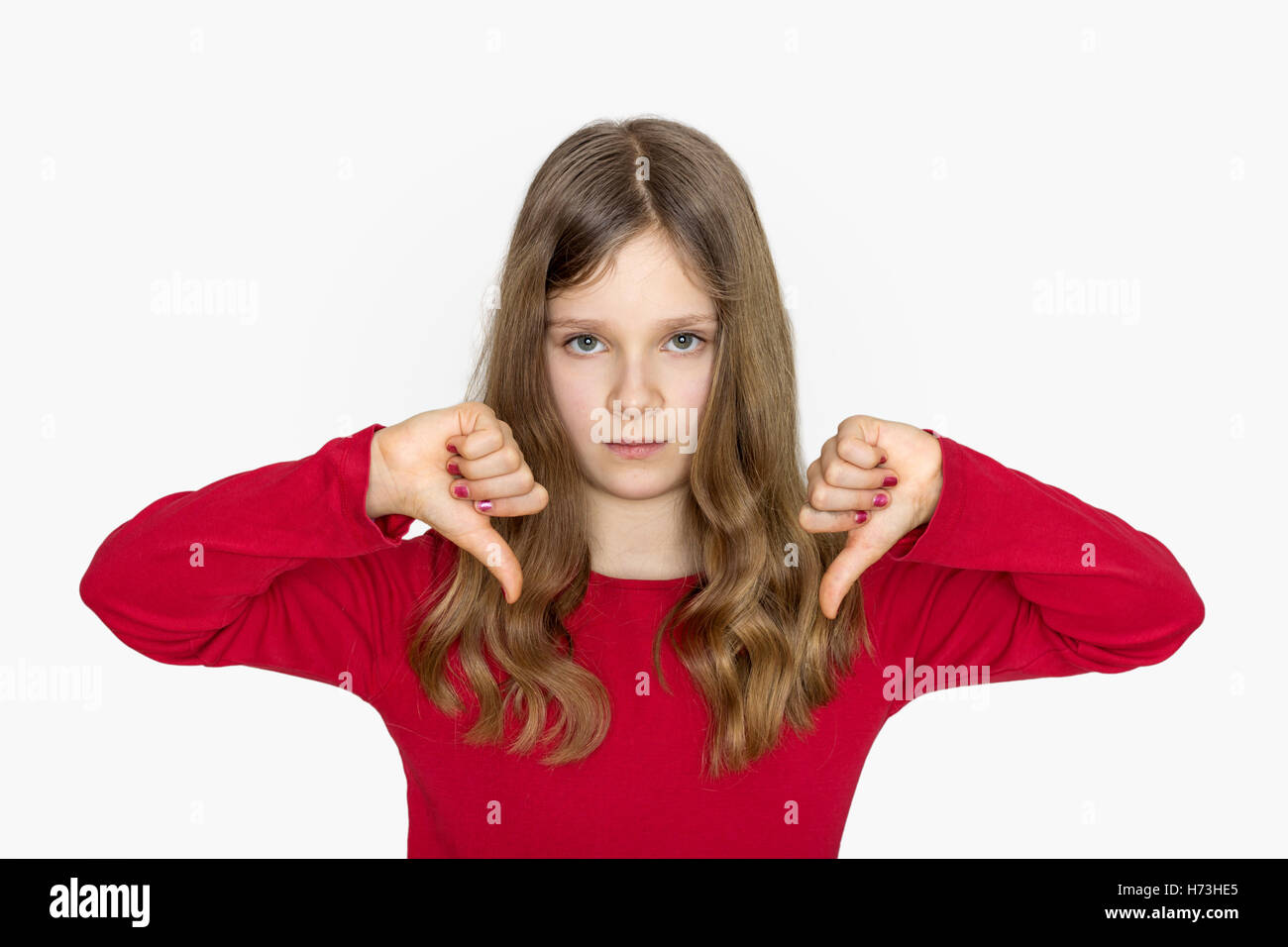 isolierte traurigen europäischen kaukasischen Traurigkeit Kindheit Bewertung negativ Ablehnung pessimistisch Pessimist Kind weiß rot Mädchen Stockfoto
