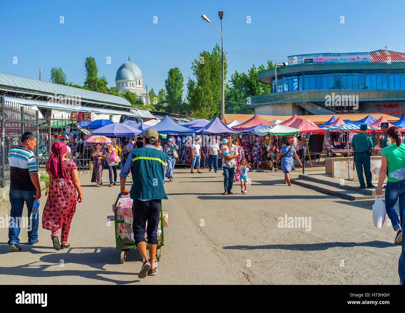 Chorsu Basar ist der zentrale Markt in der Stadt, so es immer ist voll und laut Stockfoto