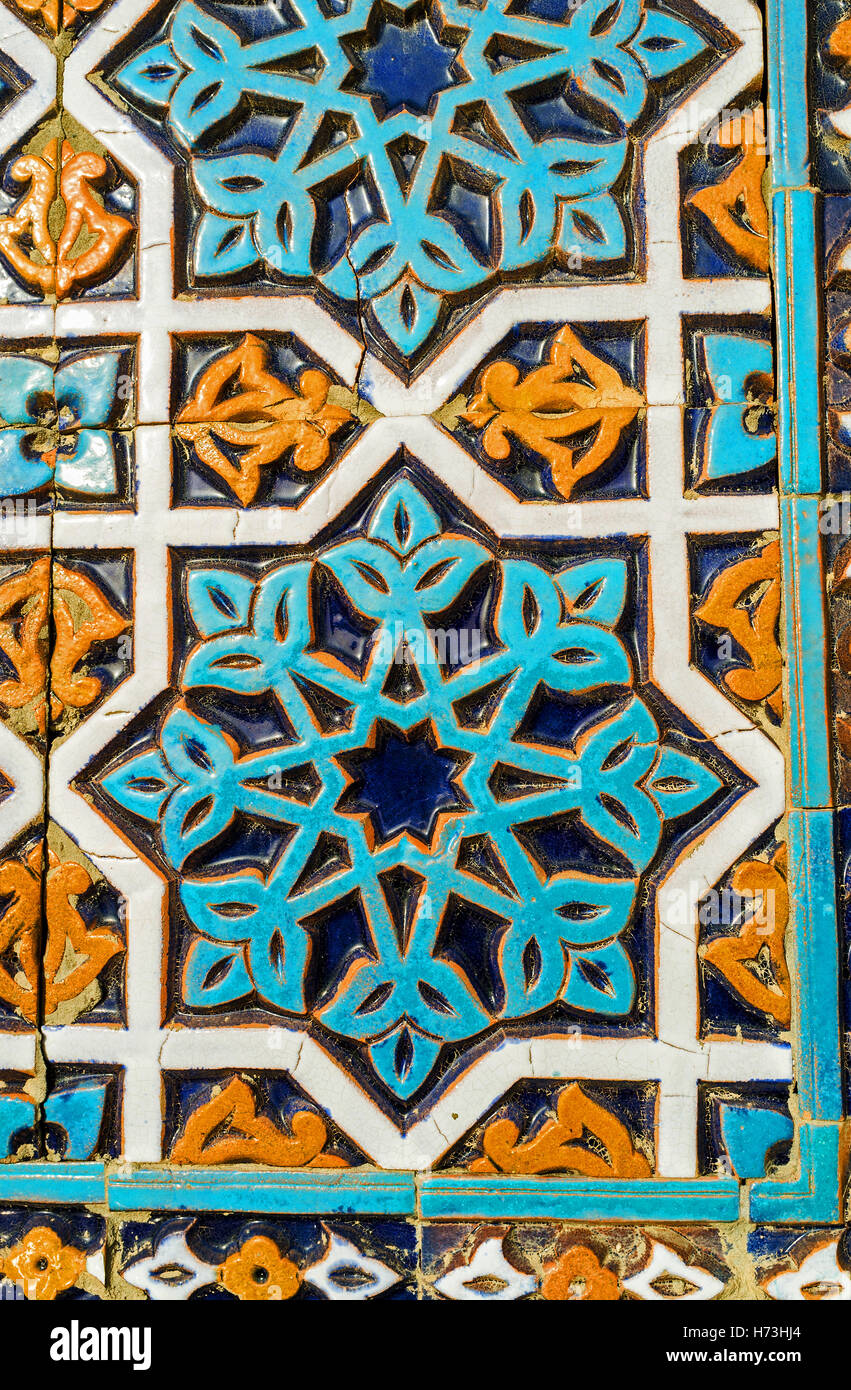 Die farbenfrohen islamischen Muster auf den glasierten Fliesen an der Wand der Hazrat-Imam-Moschee in Taschkent, Usbekistan Stockfoto