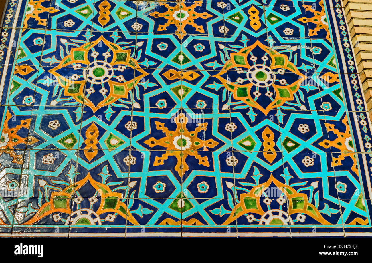 Die farbenfrohen islamischen Muster auf den glasierten Fliesen an der Wand der Hazrat-Imam-Moschee in Taschkent, Usbekistan Stockfoto