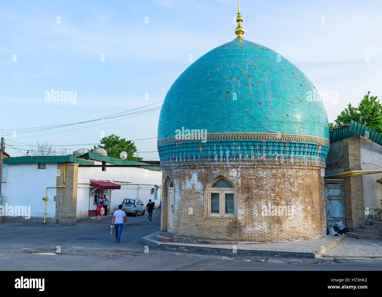 Die alte blaue Kuppel in der Wohngegend neben dem architektonischen Komplex von Hazrat Imam gefliest Stockfoto