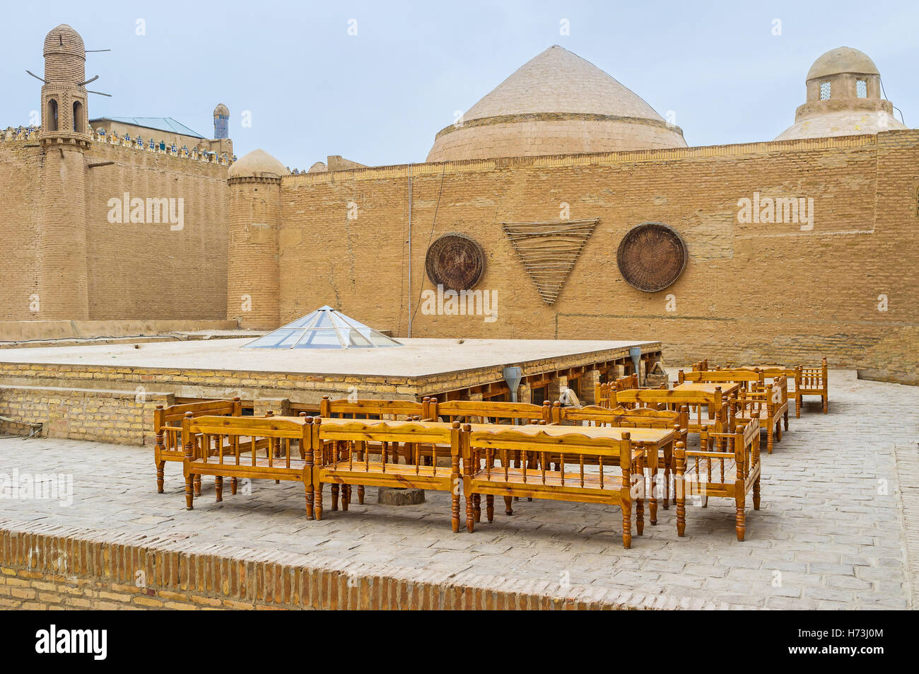 Das Café im Freien vor Allakuli Khan Madrasah mit dem Blick auf eine Kuppel des gleichen Namens Caravan Saray Stockfoto