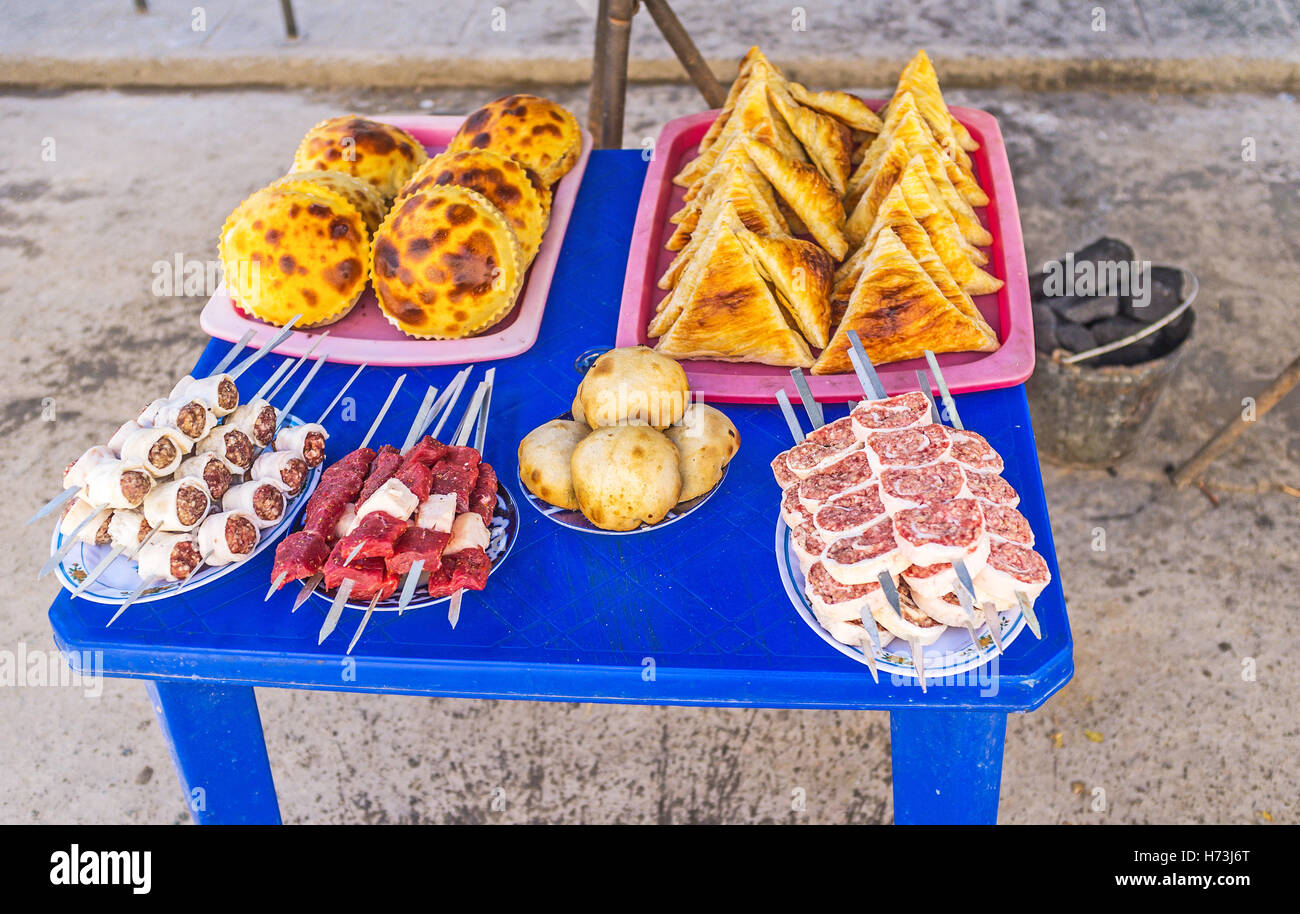 Die traditionellen usbekischen Fleisch und Käse Pasteten, rohen Schaschliks und Frikadellen auf dem Markt Abwürgen, Chiwa, Usbekistan. Stockfoto