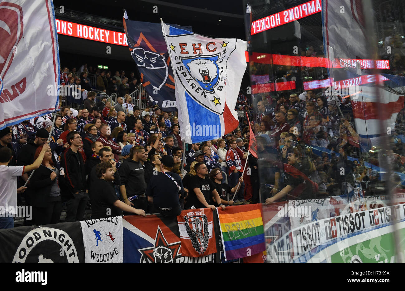 Berlin, Deutschland. 1. November 2016. Eisbaeren Fans unterstützen ihr Team bei der Champions-Eishockey-Spiel zwischen Eisbaeren Berlin und Frolunda HC Göteborg in der Mercedes-Benz-Arena in Berlin, Deutschland, 1. November 2016. Foto: BRITTA PEDERSEN/Dpa/Alamy Live News Stockfoto