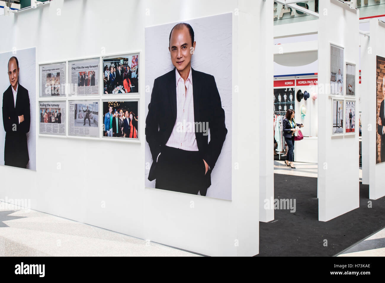 Kuala Lumpur, Malaysia. 2. November 2016.  Malaysia Fashion Week 2016 beginnt heute um MATRADE in Kuala Lumpur, Malaysia. Malaysia-Mode-Ikone Dato Jimmy Choo, OBE, berühmt für seine handgefertigten Damenschuh hat einen besonderen Stand in Malaysia Fashion Week eingerichtet. Bildnachweis: Danny Chan/Alamy Live-Nachrichten. Stockfoto