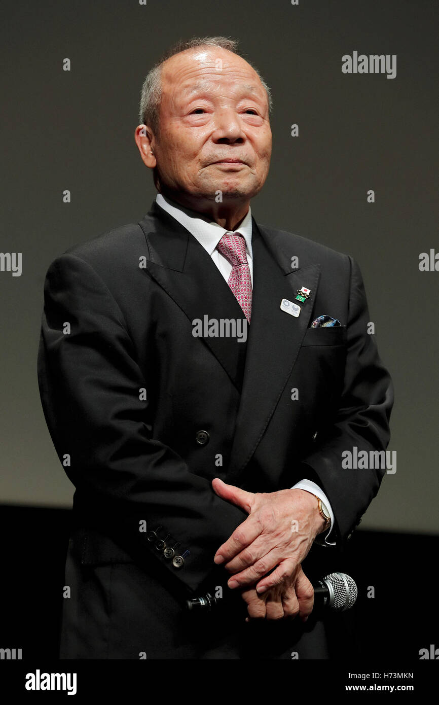 Yoshiyuki Miyake ehemalige Gewichtheber und Präsident der Japan Gewichtheben Verein besucht eine Talkshow für den Dokumentarfilm Tokyo Olympiade (digital restaurierte Version) bei EX-Theater Roppongi auf 2. November 2016, Tokio, Japan. Gedreht von Regisseur Kon Ichikawa (1915-2008) fängt der Dokumentarfilm die emotionalen Momente der Athleten während der Olympischen Spiele in Tokio im Jahr 1964. Das Screening ist Teil des 29. Tokyo International Film Festival ist eines der größten Filmfestivals in Asien von 25 Oktober bis 3 November laufen. (Foto von Rodrigo Reyes Marin/AFLO) Stockfoto