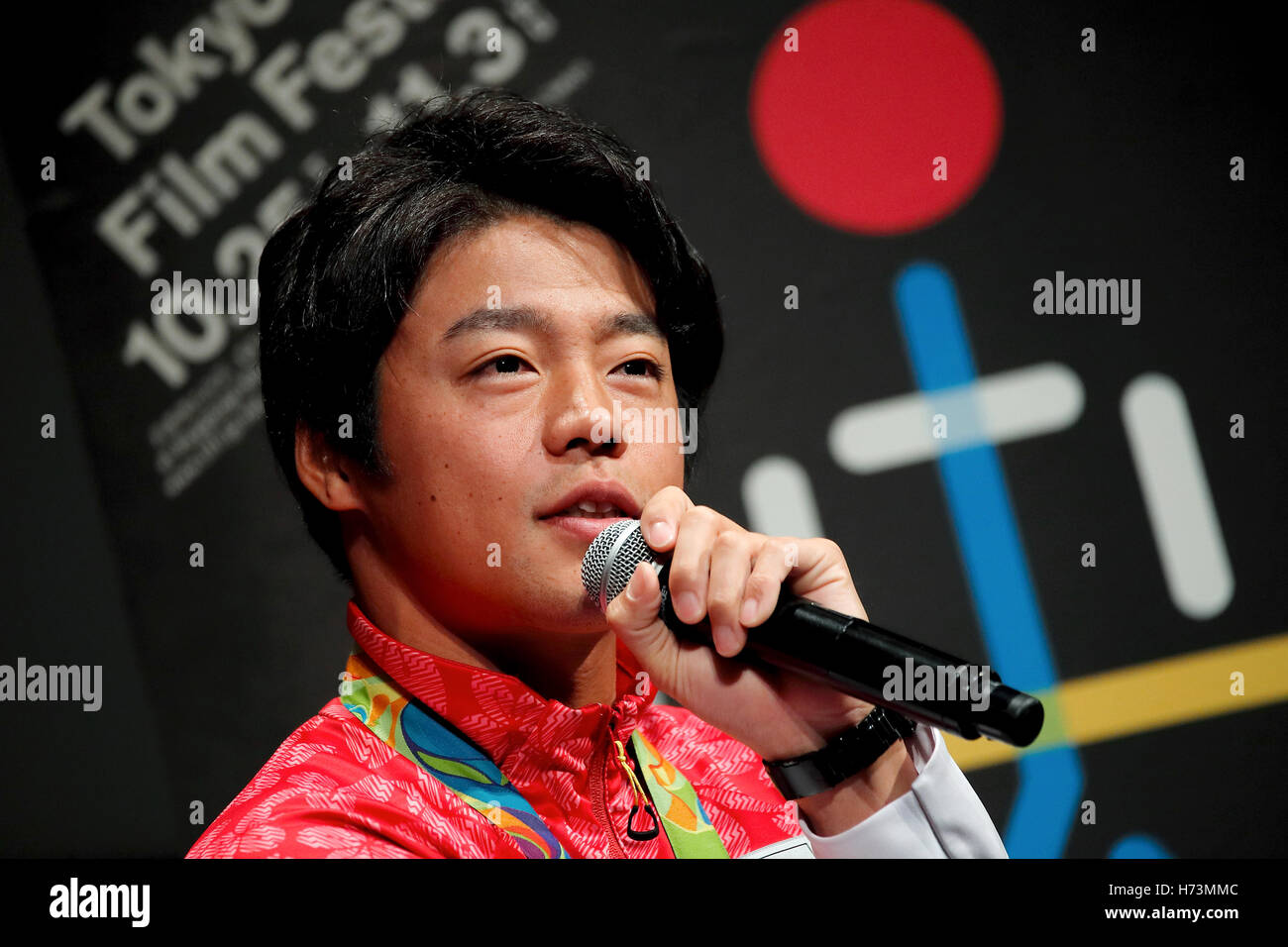 Olympischer Athlet Takuya Haneda (Kanute) spricht bei einer Talkshow für den Dokumentarfilm Tokyo Olympiade (digital restaurierte Version) bei EX-Theater Roppongi auf 2. November 2016, Tokio, Japan. Gedreht von Regisseur Kon Ichikawa (1915-2008) fängt der Dokumentarfilm die emotionalen Momente der Athleten während der Olympischen Spiele in Tokio im Jahr 1964. Das Screening ist Teil des 29. Tokyo International Film Festival ist eines der größten Filmfestivals in Asien von 25 Oktober bis 3 November laufen. (Foto von Rodrigo Reyes Marin/AFLO) Stockfoto