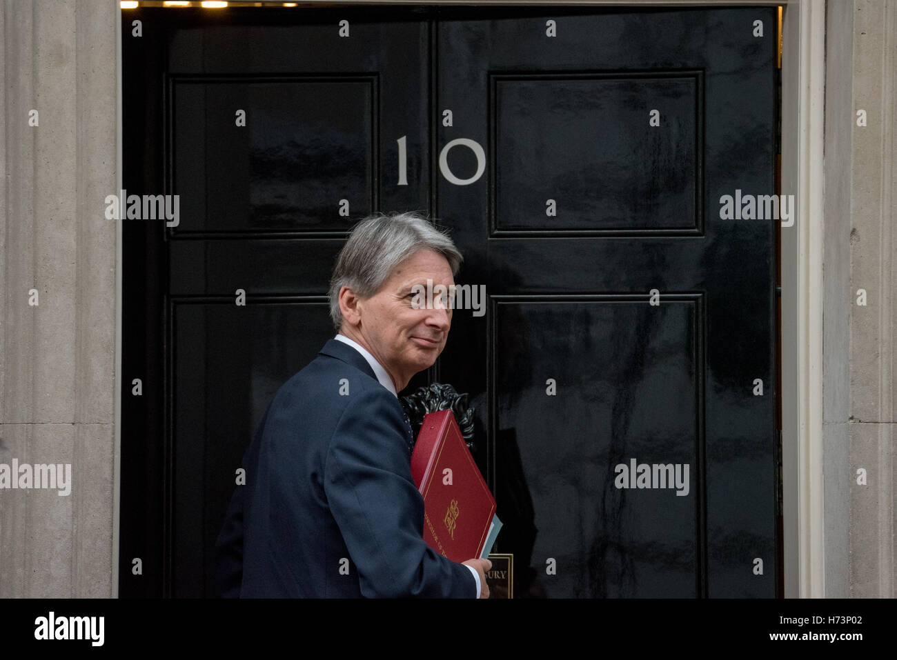 London, UK. 2. November 2016.  Philip Hammon, Herr Bundeskanzler, kommt in 10 Downing Street vor dem Besuch von Präsident Santos von Columbia Credit: Ian Davidson/Alamy Live News Stockfoto