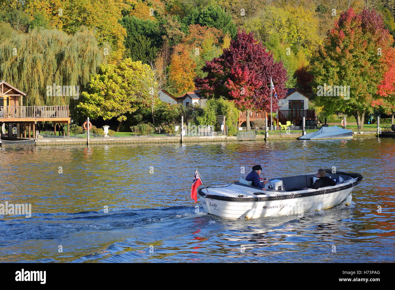 Henley, UK. 2. November 2016. Henley einheimische und Besucher genossen einen schönen Herbstnachmittag an der Themse. Bildnachweis: Uwe Deffner/Alamy Live-Nachrichten Stockfoto