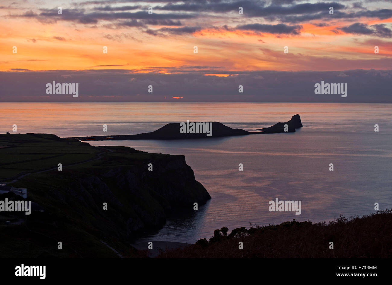 Würmer Kopf, Rhossili Bucht, Gower-Halbinsel in der Nähe von Swansea, Wales, Großbritannien. 2. November 2016. Atemberaubende Herbst Sonnenuntergang über den kultigen Würmer Kopf Rhossili Bay auf der Gower-Halbinsel in der Nähe von Swansea heute Abend. Bildnachweis: Phil Rees/Alamy Live-Nachrichten Stockfoto