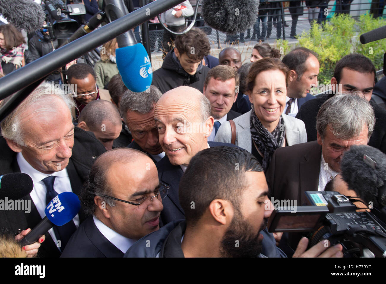 Argenteuil, Frankreich. 2. November 2016. Kandidat für die französische rechtsextreme primären, Alain Juppé Wahlkampagnen in Argenteuil umgeben von Beamten und Medien ausgeführt. Bildnachweis: Paul-Marie Guyon/Alamy Live-Nachrichten Stockfoto