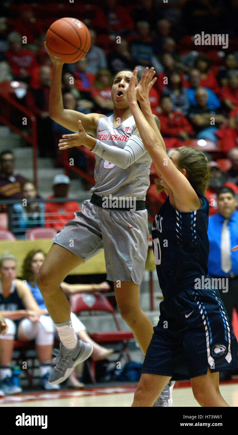 USA. 1. November 2016. Sport--UNM Cherise Beynon schießt über ft. Lewis' Shelby Patterson während des Spiels in der Wise Torten Arena aka die Grube auf Dienstag, 1. November 2016. © Greg Sorber/Albuquerque Journal/ZUMA Draht/Alamy Live-Nachrichten Stockfoto