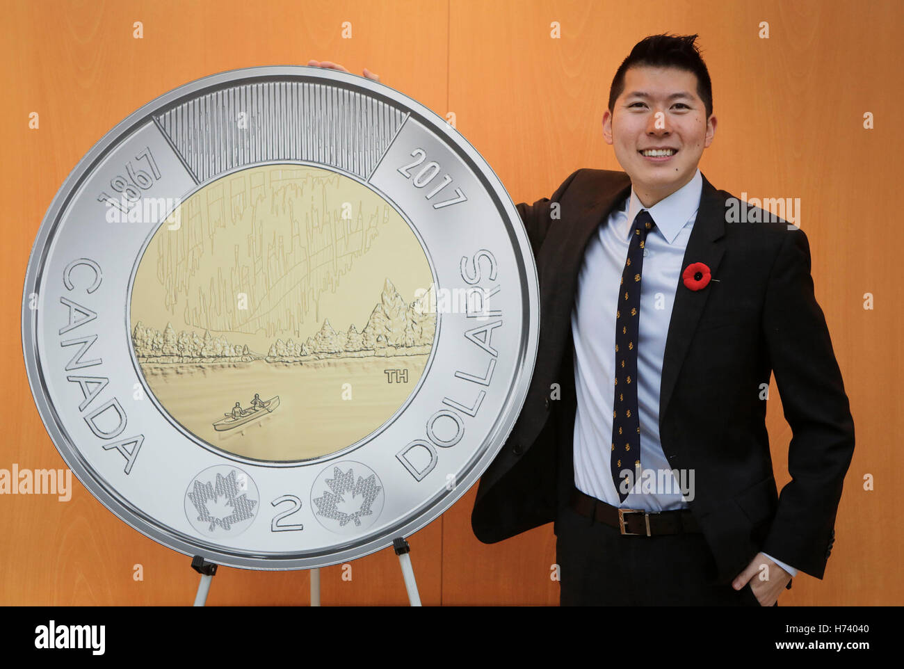 Richmond, Kanada. 2. November 2016. Münze siegreiche Designer Timothy Hsia posiert mit ein Mock up der königlichen kanadischen zwei-Dollar Zirkulation Münze in Richmond, Kanada, 2. November 2016. Die Royal Canadian Mint enthüllt seine 2017 Zirkulation Münzserie. Die prämierten Entwürfe sind aus Tausenden von Einsendungen des nationalen Münze Design Contest statt im März 2015 gewählt lädt die Öffentlichkeit, um neue Designs für 2017 Zirkulation Münzserie feiert 150. Geburtstag Kanadas. © Liang Sen/Xinhua/Alamy Live-Nachrichten Stockfoto