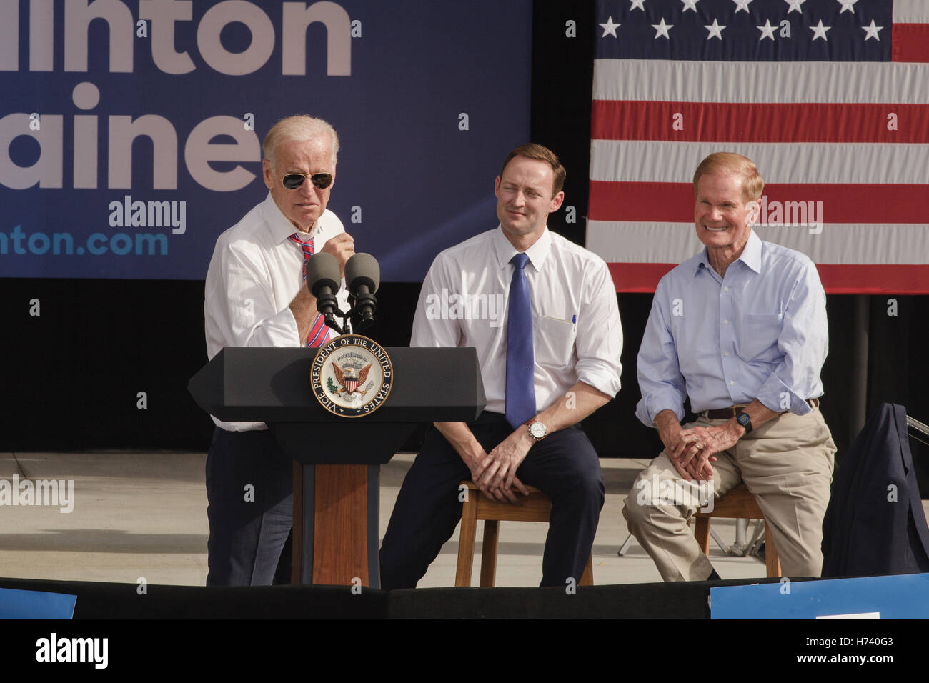 Palm Beach Gardens, USA. 2. November 2016. Vize-Präsident Joe Biden im Gespräch mit Hillary Clinton Anhänger am Palm Beach State College, Palm Beach Gardens, FL - 2. November 2016 Credit: The Foto Zugang/Alamy Live News Stockfoto