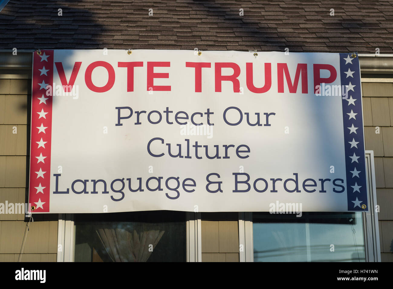 Bellmore, New York, USA. 2. November 2016. Politischen Banner '' Abstimmung TRUMP schützen unsere Kultur & Sprachgrenzen '' Unterstützung der republikanische Präsidentschaftskandidat ist in der Nähe von Dach von Eileen Fuscaldo, hatte eine Vielzahl von pro-Trump Anti-Clinton zeigt. Bildnachweis: Ann Parry/ZUMA Draht/Alamy Live-Nachrichten Stockfoto